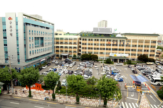 구로구(구청장 이성)가 2018년 1월 1일 자로 다문화정책과를 신설하는 등 조직을 개편했다. 구로구는 "다문화 인구 증가에 따라 다문화가정과 외국인에 대한 체계적인 관리와 지원을 위해 다문화정책과를 신설, 5국 1실 1담당관, 33과(증1) 152팀(증3)으로 조직개편을 단행했다"고 2일 밝혔다. 구로구청 전경. 구로구 제공